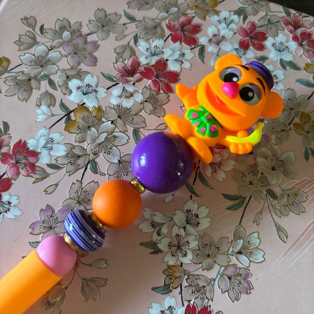 Disney Doorables: The Muppets: Fozzie (blacklight) handmade beaded pen